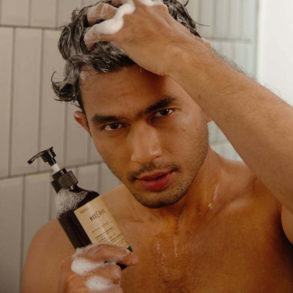 Mencuci rambut menggunakan HIS ERHA Hairgro Shampoo (Dok. HIS ERHA)