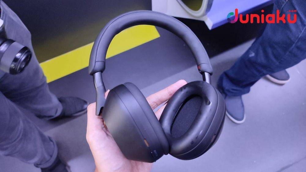 Wujud fisik dari headphone wireless WH-1000X M5. Dimas Ramadhan
