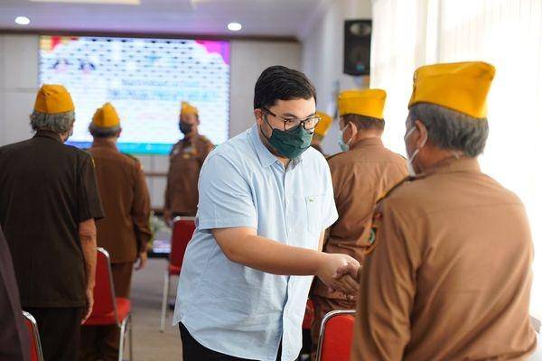 Bupati Kediri Hanindhito Himawan Pramana pada acara pemberian tali asih kepada para veteran Kabupaten Kediri yang tergabung dalam Legiun Veteran Republik Indonesia (LVRI) di Ruang Pamenang, Selasa (19/4/2022). (Dok. Humas Pemkab Kediri)