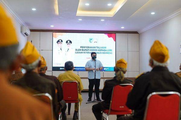 Bupati Kediri Hanindhito Himawan Pramana pada acara pemberian tali asih kepada para veteran Kabupaten Kediri yang tergabung dalam Legiun Veteran Republik Indonesia (LVRI) di Ruang Pamenang, Selasa (19/4/2022). (Dok. Humas Pemkab Kediri)