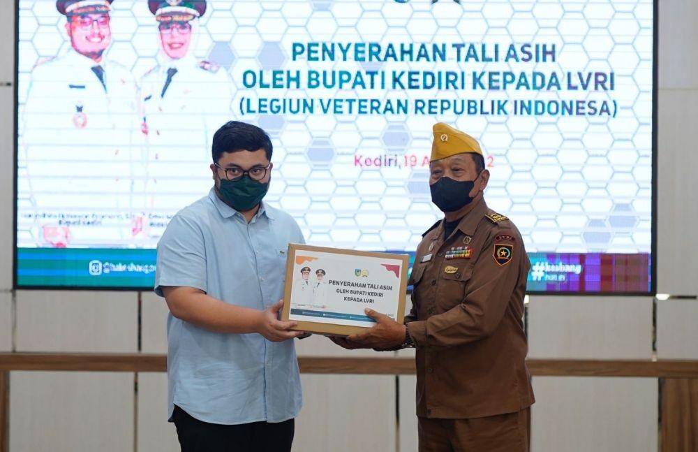 Bupati Kediri Hanindhito Himawan Pramana pada acara pemberian tali asih kepada para veteran Kabupaten Kediri yang tergabung dalam Legiun Veteran Republik Indonesia (LVRI) di Ruang Pamenang, Selasa (19/4/2022). (Dok. Humas Pemkab Kediri)
