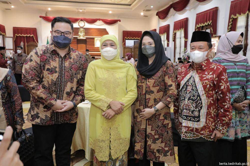 Bupati Kediri Hanindhito Himawan Pramana bersama istri Eriani Annisa Hanindhito menghadiri acara halal bihalal Idul Fitri 1443 H bersama Gubernur Khofifah Indar Parawansa dan kepala daerah lain se-Jawa Timur di Gedung Negara Grahadi, Rabu (11/5/2022). (Dok.Pemkab Kediri)