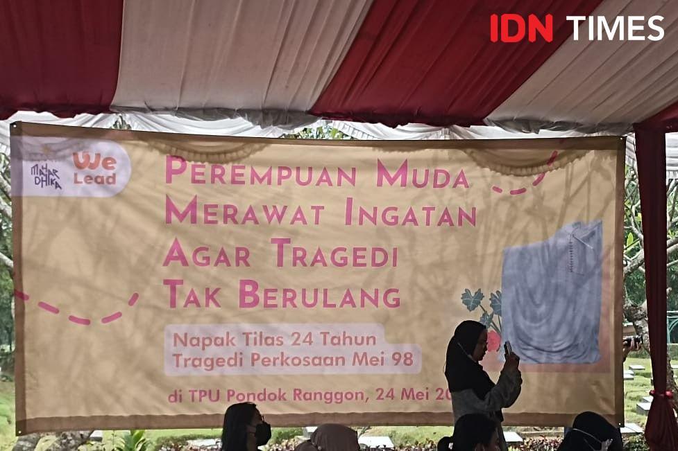 Agenda napak Tilas 24 tahun Tragedi Pemerkosaan Mei 98 di TPU Pondok Ranggon (24/5/2922) oleh Perempuan Mahardhika (IDN Times/Lia Hutasoit)