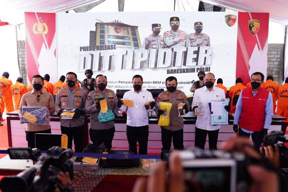 Bareskrim Polri bongkar penyelundupan bahan bakar minyak (BBM) bersubsidi di Pati. (dok. Humas Polri)