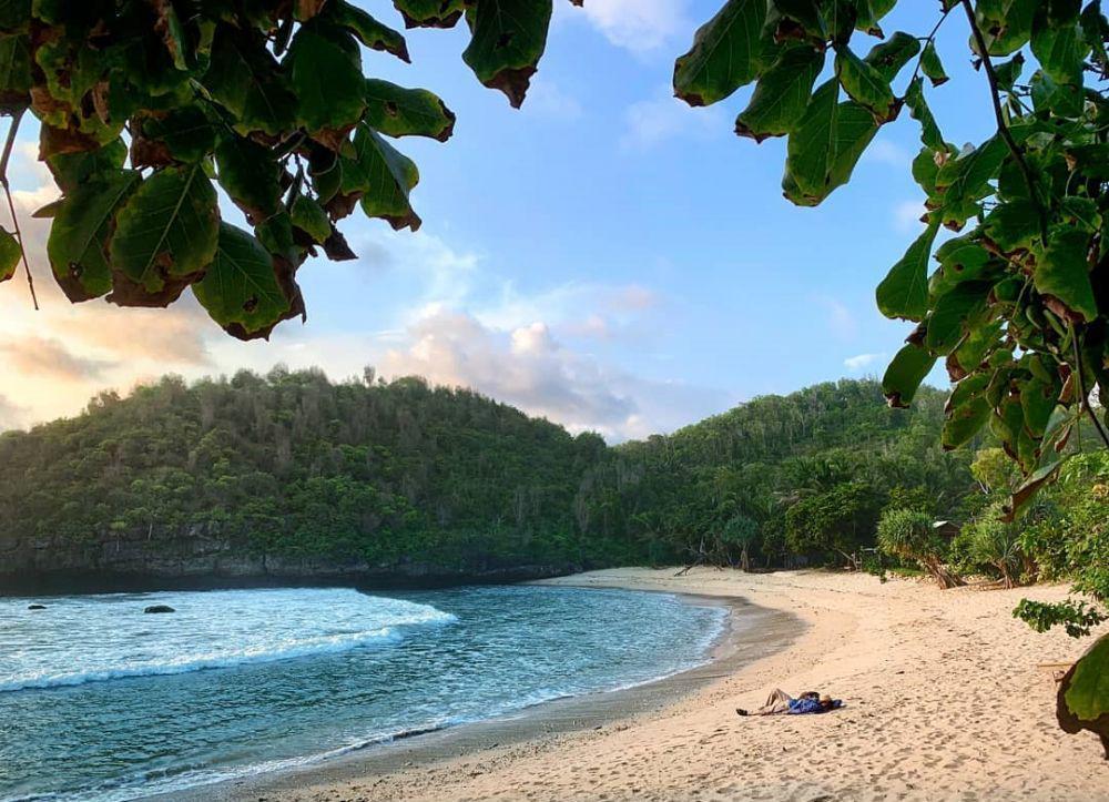10 Potret Pantai Bercak di Pacitan, Indahnya bak Cuilan Surga