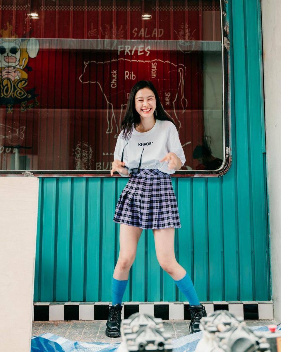 inspirasi plaid outfit ala aktris GMMTV (instagram.com/panly.v)