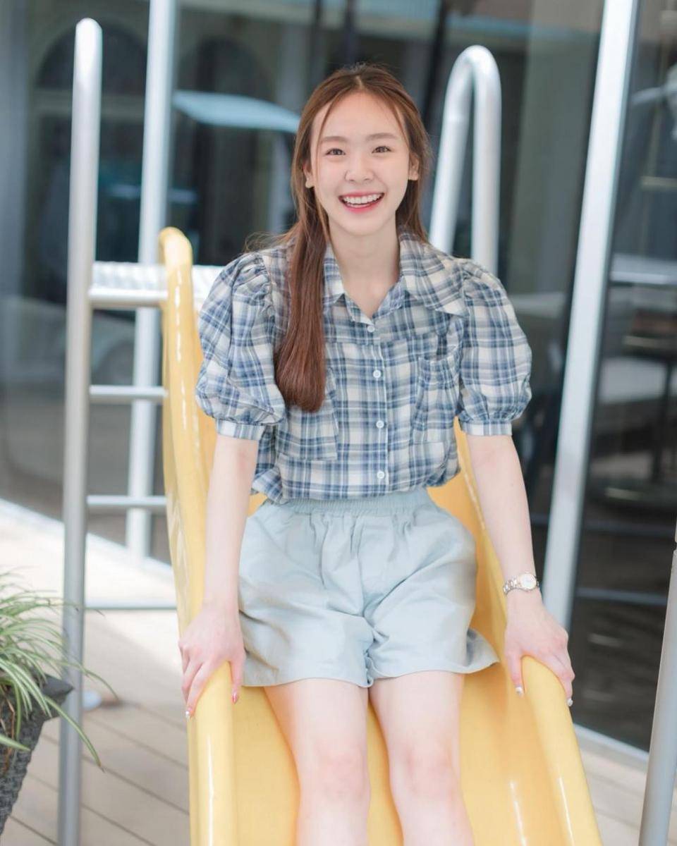 inspirasi plaid outfit ala aktris GMMTV (instagram.com/eenujj)