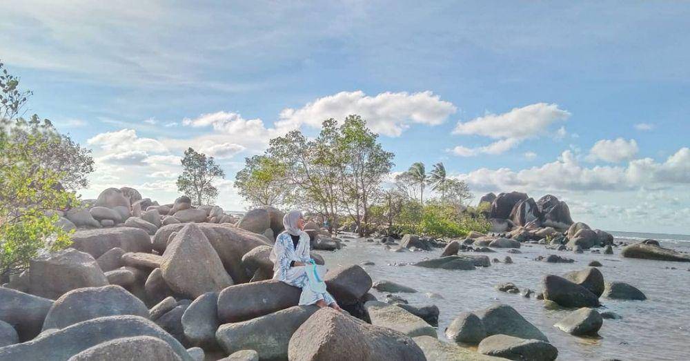 Pantai Batu Nenek (instagram.com/fbyprtwi)