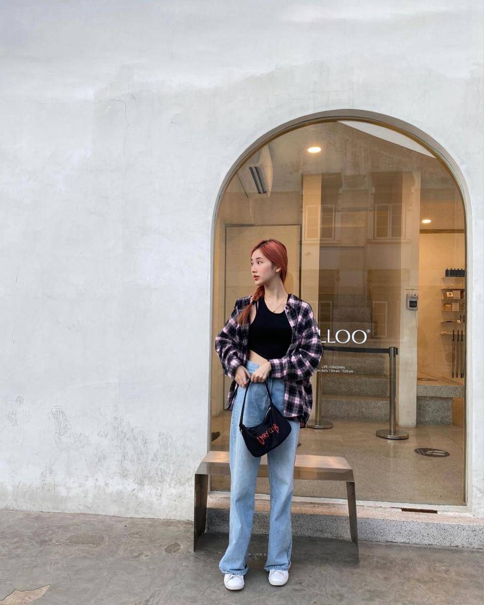 inspirasi plaid outfit ala aktris GMMTV (instagram.com/janeeyeh)