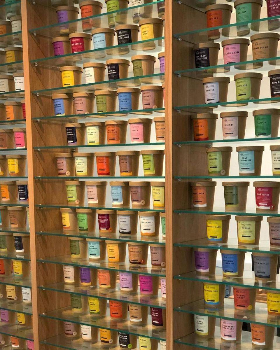 display berbagai rasa gelato dari Creamery One-Seventeen (instagram.com/creamery117)