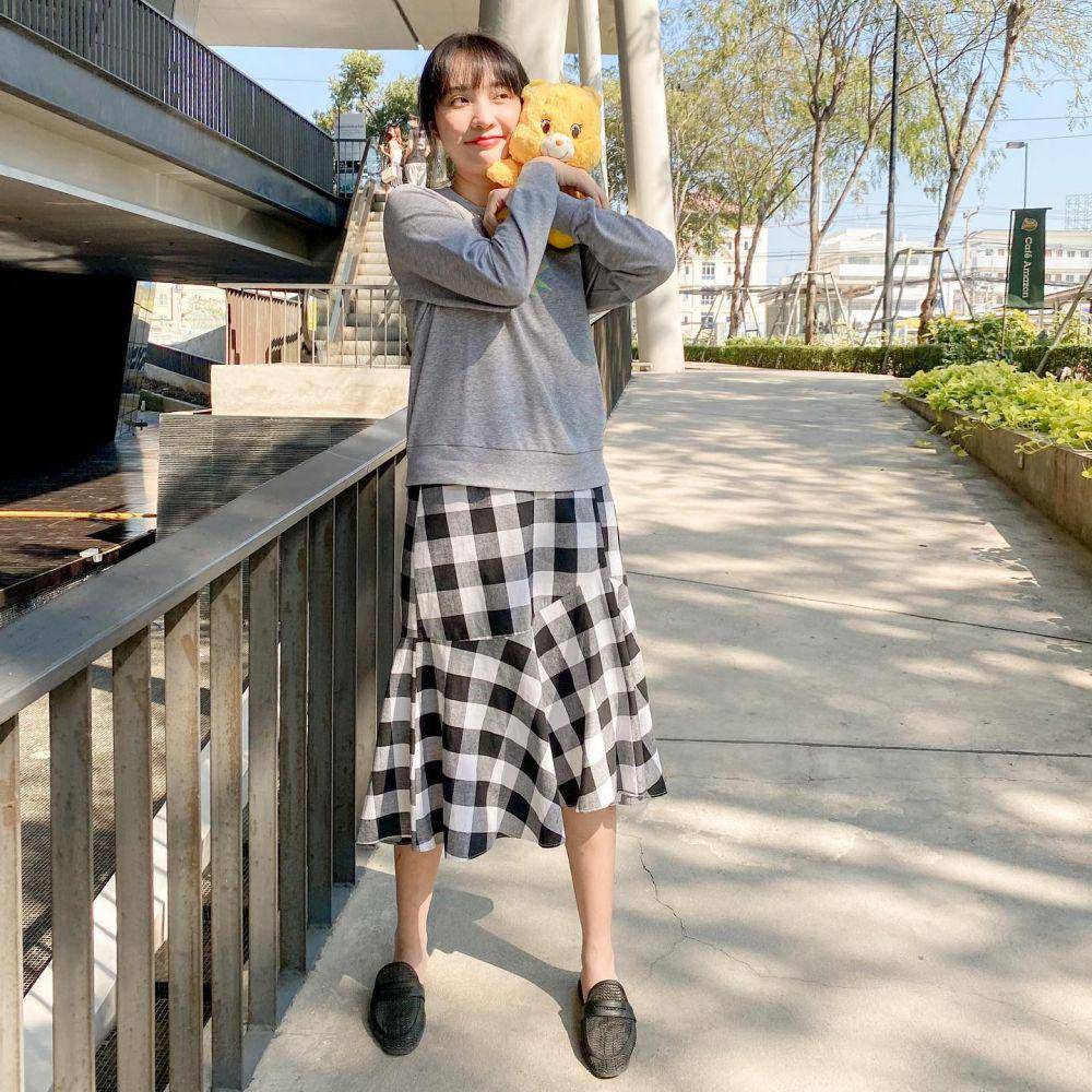 inspirasi plaid outfit ala aktris GMMTV (instagram.com/janhae)