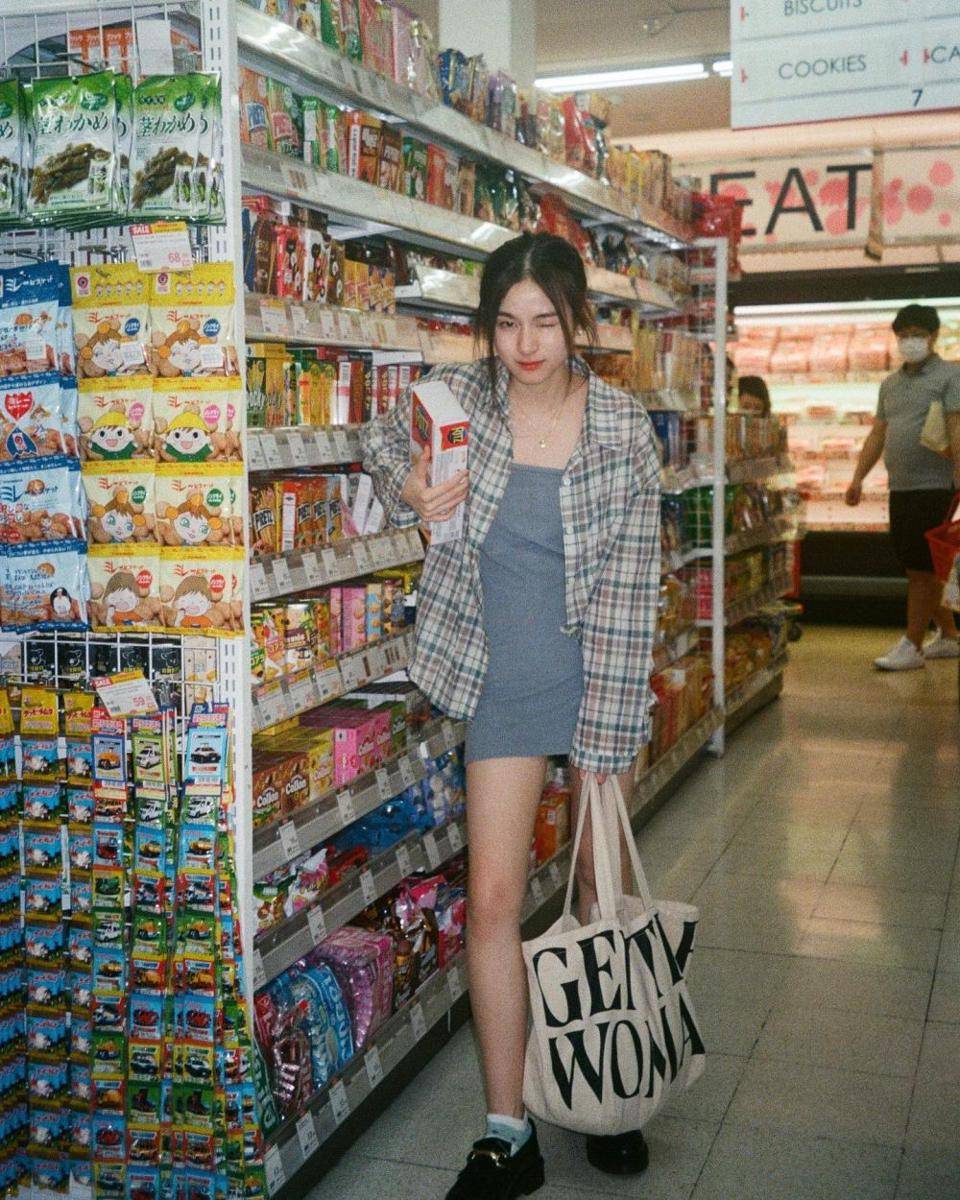 inspirasi plaid outfit ala aktris GMMTV (instagram.com/primiily)