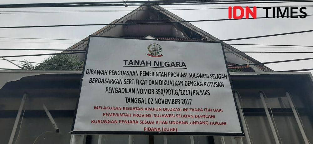 Papan pengegelan aset Pemerintah Sulawesi Selatan (Sulsel) didepan gedung PWI Sulsel, Rabu (25/5/2022). Dahrul Amri/IDN Times Sulsel