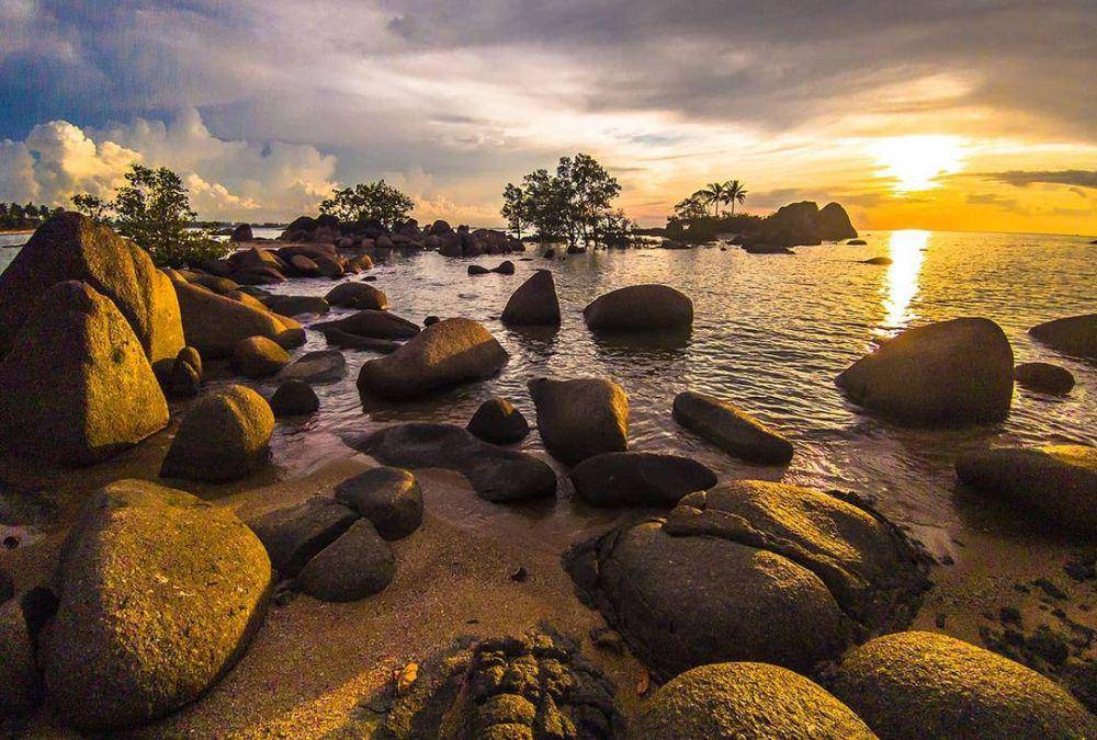 Pantai Batu Nenek (instagram.com/fuji_sukamoto)