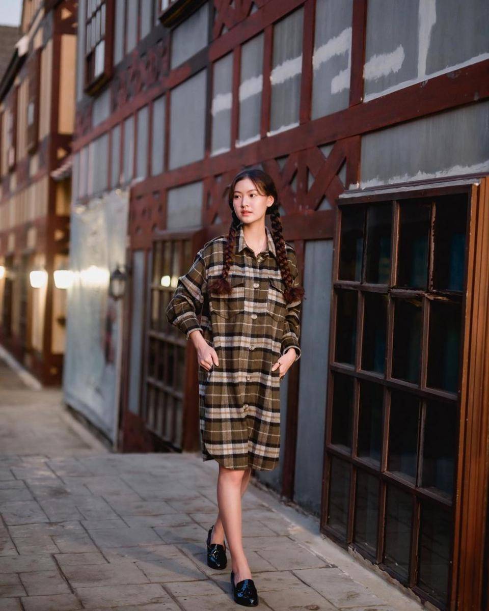inspirasi plaid outfit ala aktris GMMTV (instagram.com/prigkhing_)