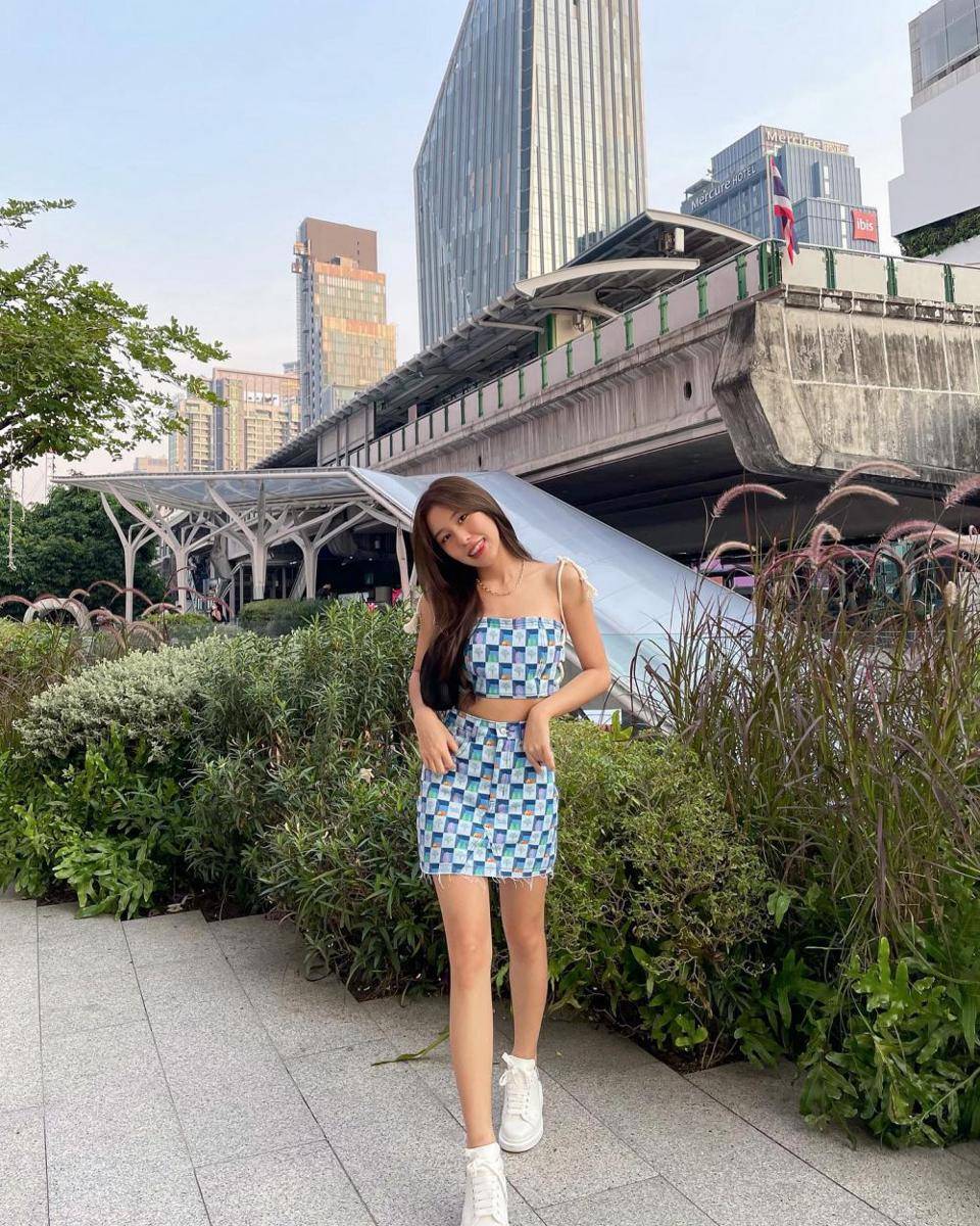 inspirasi plaid outfit ala aktris GMMTV (instagram.com/ciizezphr)