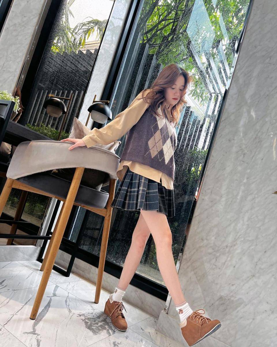 inspirasi plaid outfit ala aktris GMMTV (instagram.com/ployphat23)