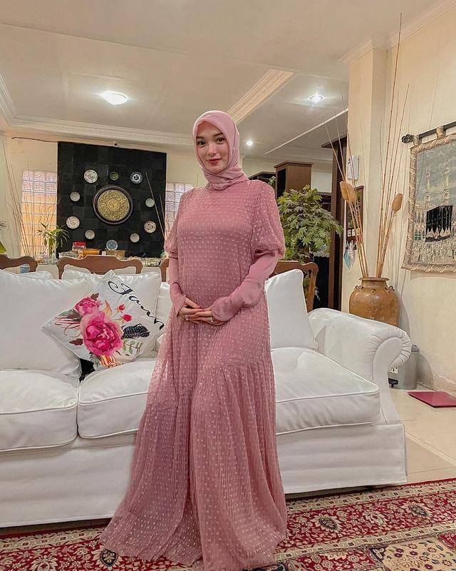 Zaskia Gotik (instagram.com/zaskia_gotix)