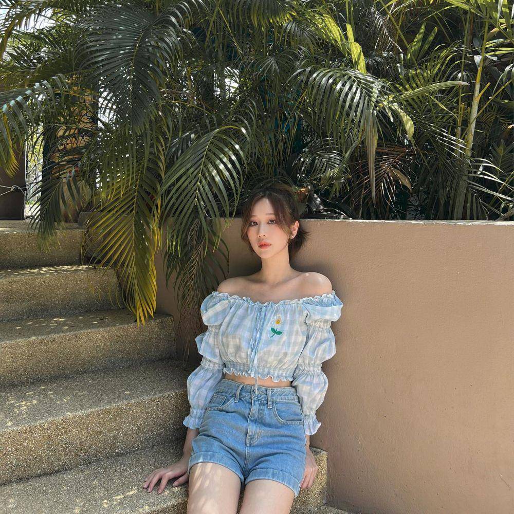 inspirasi plaid outfit ala aktris GMMTV (instagram.com/janeeyeh)