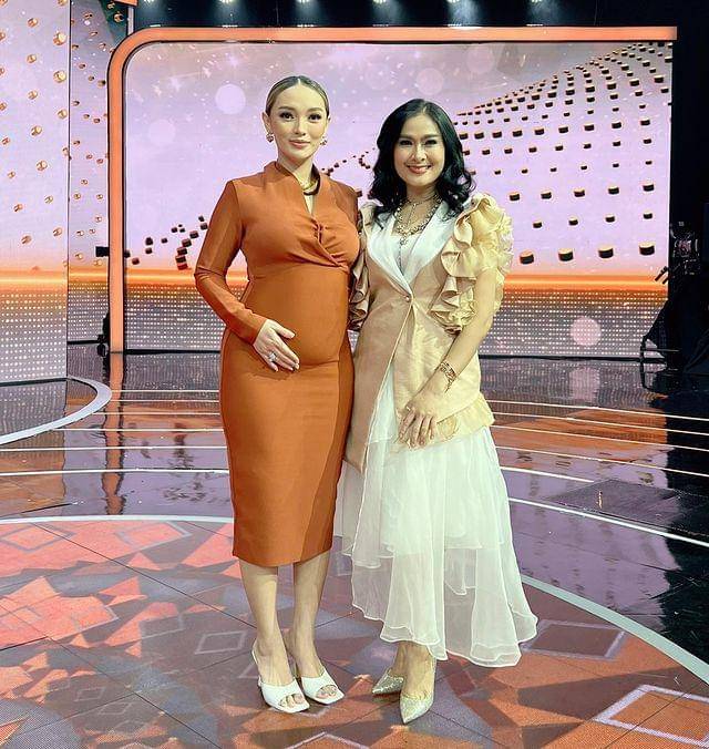 Zaskia Gotik dan Iis Dahlia (instagram.com/isdadahlia)