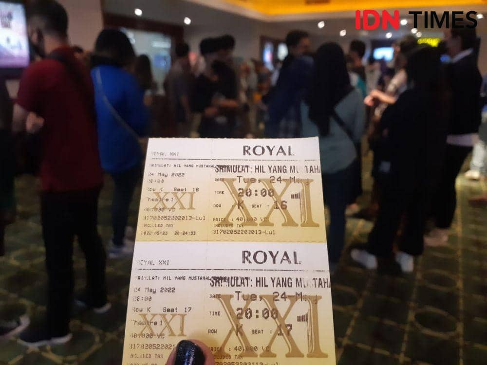Tiket bioskop film Srimulat: Hil yang Mustahal di Plaza Royal Surabaya, Selasa, (24/4/2022). IDN Times Ardiansyah Fajar.