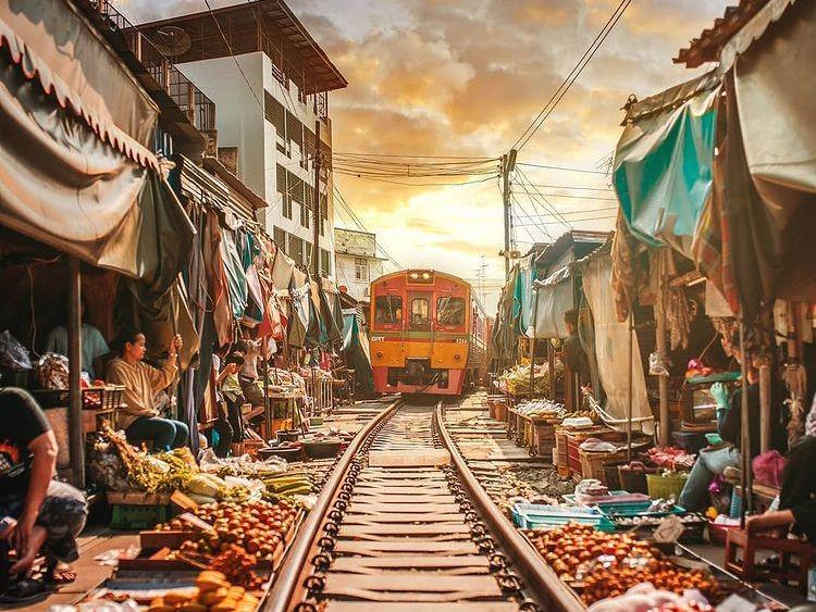 9 Trivia Maeklong Railway Market, Pasar Terunik di Thailand