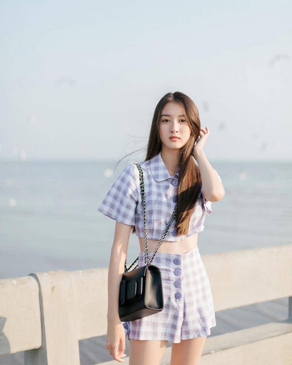 inspirasi plaid outfit ala aktris GMMTV (instagram.com/view.benyapa)