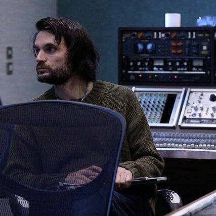 potret Jonny Greenwood di studio musiknya (instagram.com/jonny_greenwood)