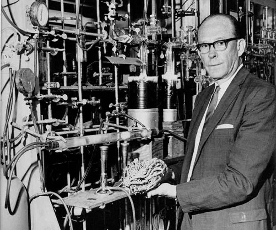 Wllard F. Libby adalah profesor kimia yang menemukan rumusan penghitungan radiokarbon. (wikimedia.org/Rredondo99)