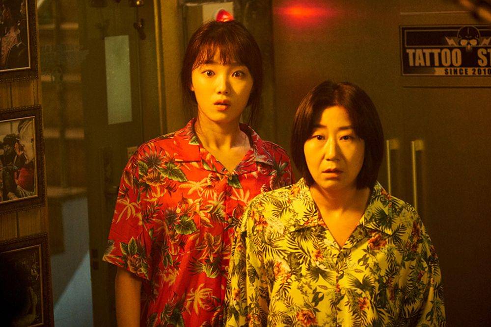Lee Sung Kyung dan Ra Mi Ran di Miss and Mrs. Cops (dok. CJ ENM/Miss and Mrs. Cops)
