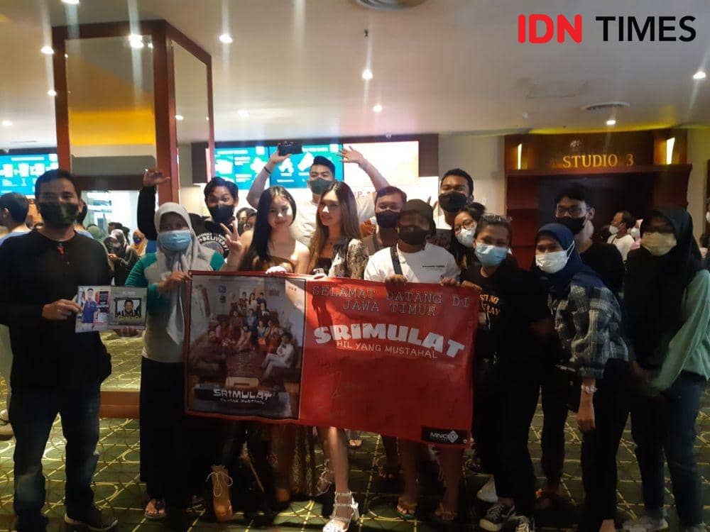 Penonton saat berfoto bersama para pemeran film Srimulat: Hil yang Mustahal di XXI Plaza Royal Surabaya, Selasa, (24/5/2022). IDN Times/Ardiansyah Fajar.