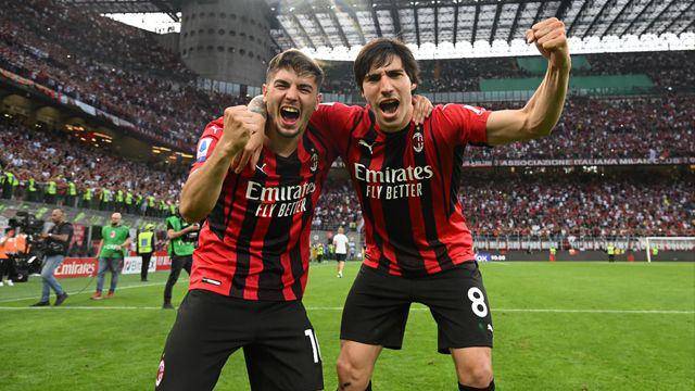 Brahim Diaz (kiri) berpose bersama rekan setimnya di AC Milan, Sandro Tonali. (twitter.com/Brahim)