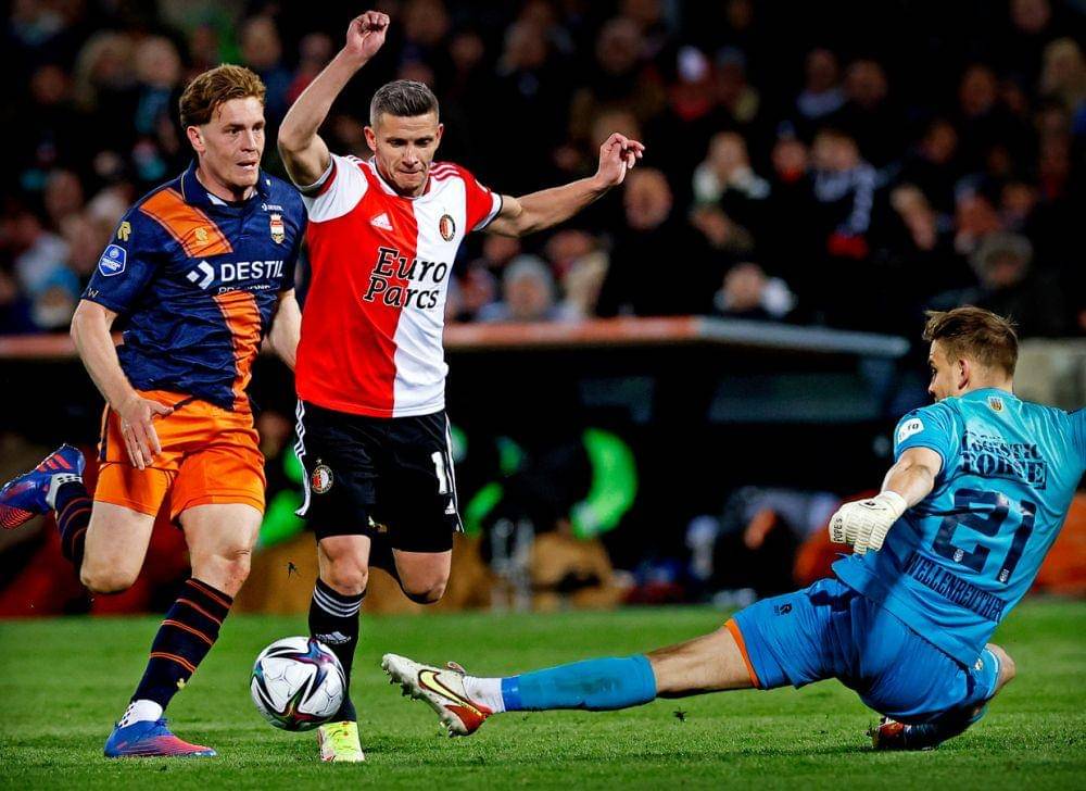 Penyerang berbahaya milik Feyenoord, Bryan Linssen (tengah) mencoba melewati kiper lawan. (bd.nl)