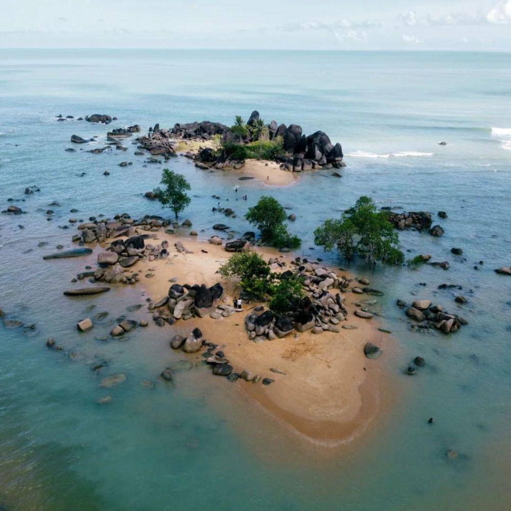 Pantai Batu Nenek (instagram.com/kawantraveling)