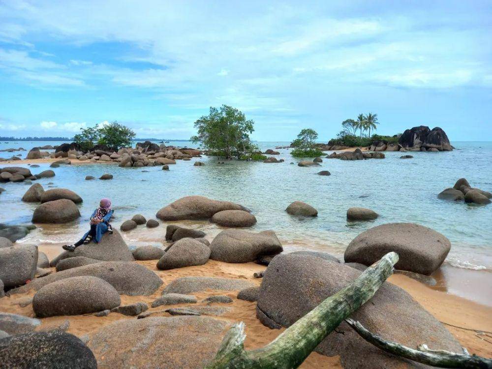 Pantai Batu Nenek (instagram.com/fennioktiana)