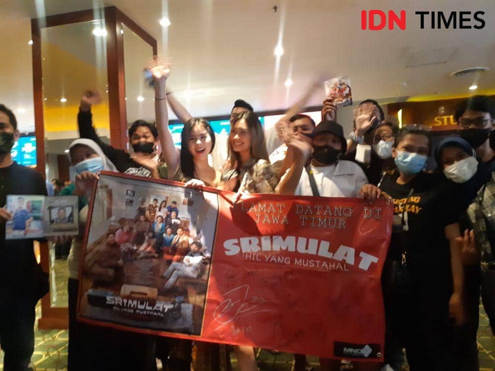 Penonton saat berfoto bersama para pemeran film Srimulat: Hil yang Mustahal di XXI Plaza Royal Surabaya, Selasa, (24/5/2022). IDN Times/Ardiansyah Fajar.