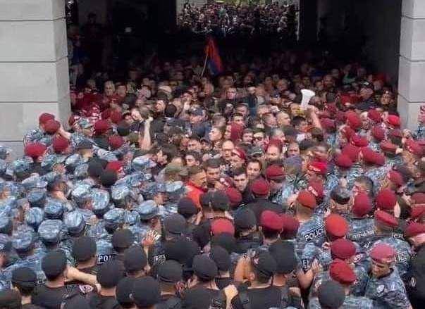 Situasi kerusuhan di depan gedung Kementerian Luar Negeri Armenia di Yerevan pada Selasa (24/5/2022). (twitter.com/MargretMirzoyan)