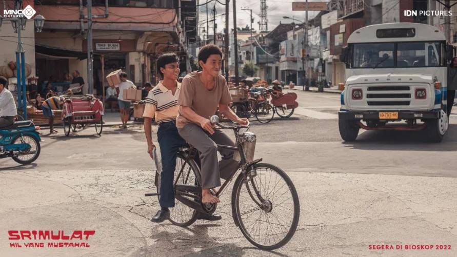 Cuplikan adegan bersepeda Gepeng dan Basuki di Solo 1981 (instagram.com/idnpictures)