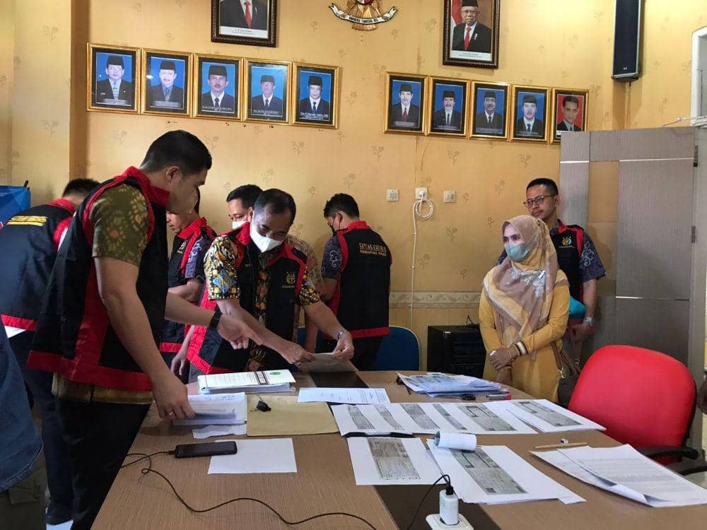 Penyidik Kejati Kaltim lakukan penggeledahan di UPTD PPRD Bapenda, Berau (istimewa)