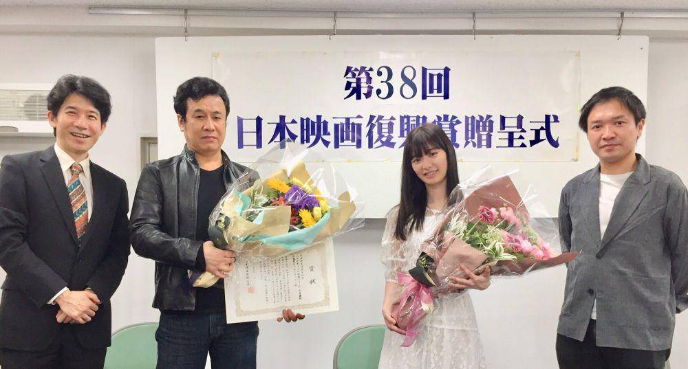 Tomu AKB48 bersama pemeran dan staf menghadiri upacara penerimaan penghargaan. (twitter.com/tommuto1125)
