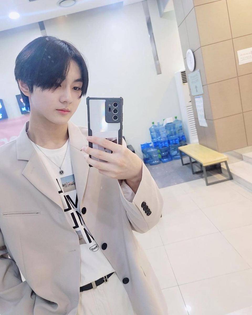 ide outfit suit ala Jungwon ENHYPEN (Instagram.com/jungwon.enhypen))
