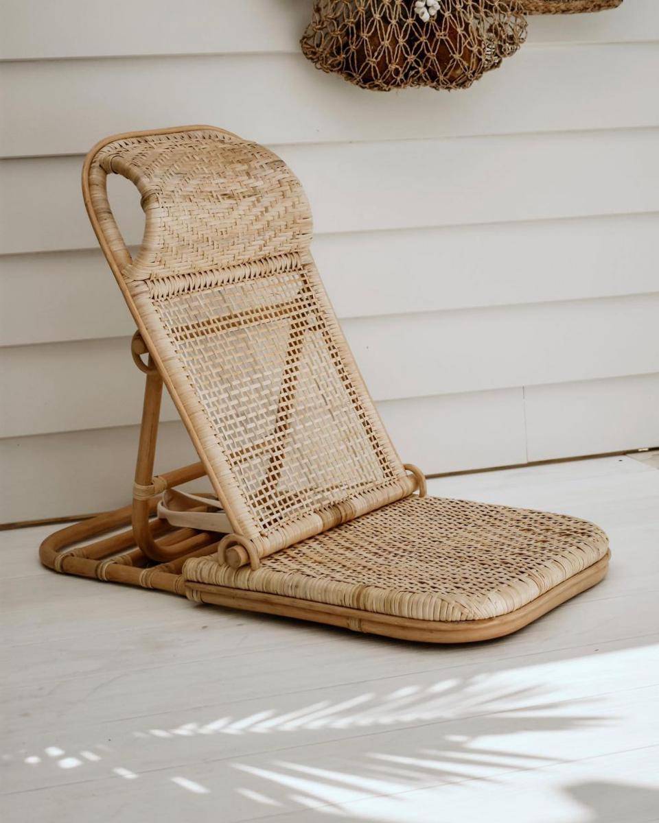 kursi lipat rotan (instagram.com/land_and_sand_essentials)