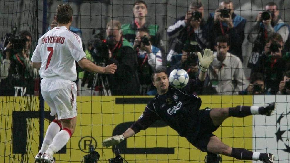 Jerzy Dudek menepis tendangan penalti Andriy Shevchenko pada final Liga Champions 2005. (uefa.com)