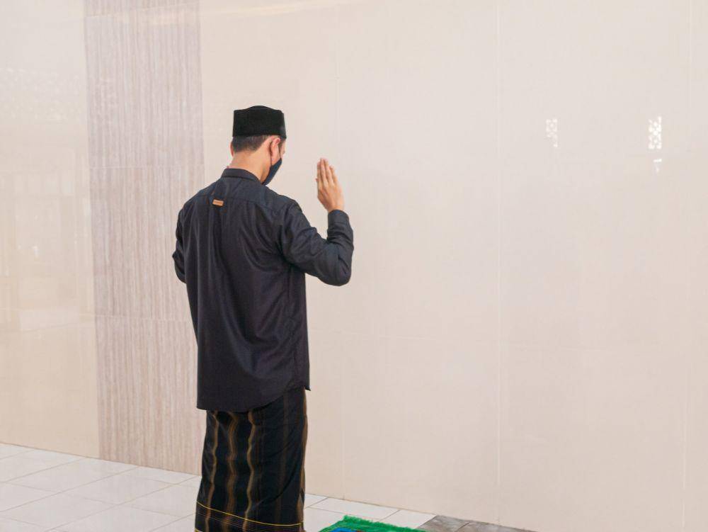 ilustrasi pria sedang salat (unsplash.com/Masjid Pogung Dalangan)