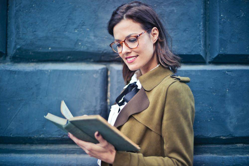 ilustrasi perempuan baca buku (pexels.com/Andrea Piacquadio)
