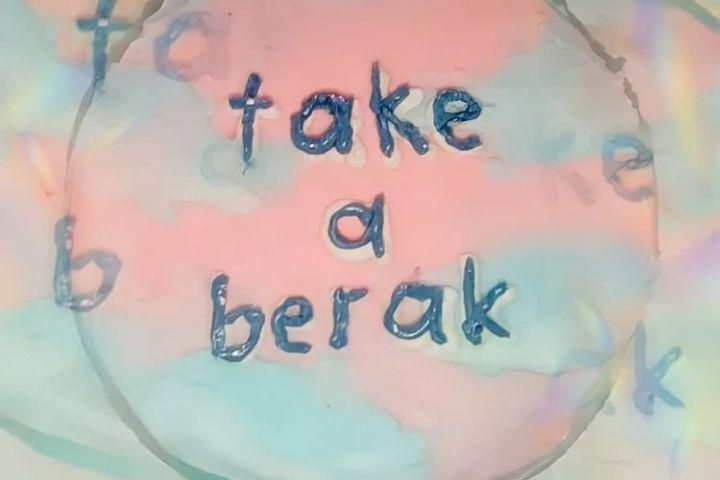 10 Kue Ulang Tahun dengan Tulisan Kocak, Ngenes Bacanya!