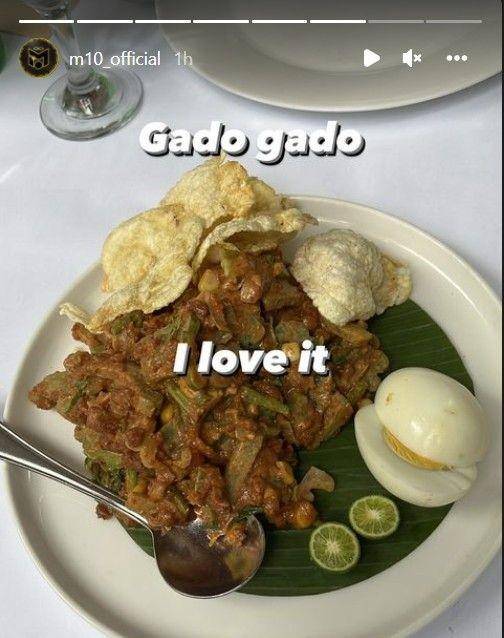 Unggahan Mesut Ozil saat mencoba gado-gado saat mengunjungi Indonesia / Instagram @M10_official
