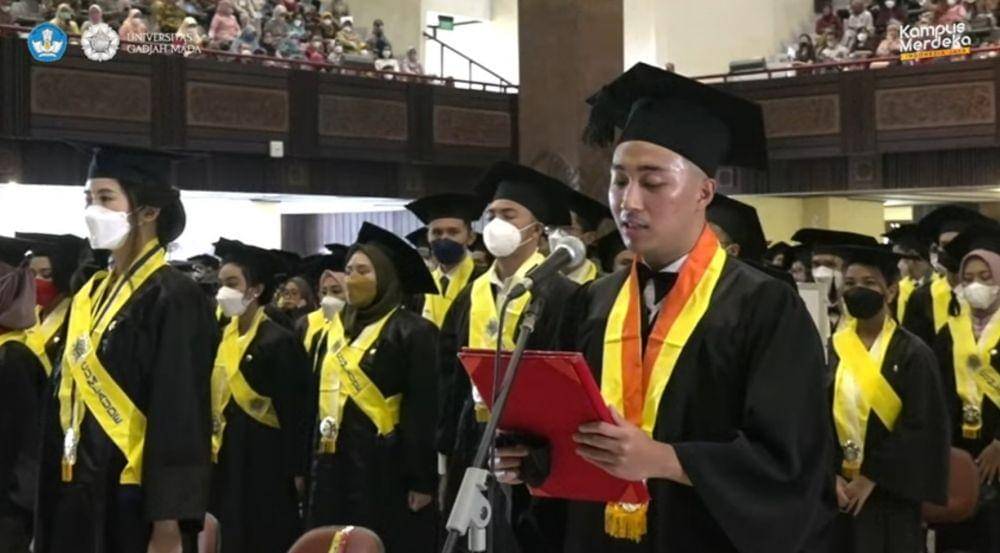 Putra ketiga Panglima TNI, Andrew Perkasa lulus dan meraih gelar sarjana ekonomi dari Universitas Gadjah Mada pada Rabu, 25 Mei 2022. (Tangkapan layar YouTube UGM)