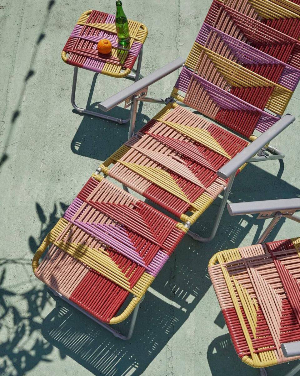 kursi lipat plastik (instagram.com/urbanoutfittershome)