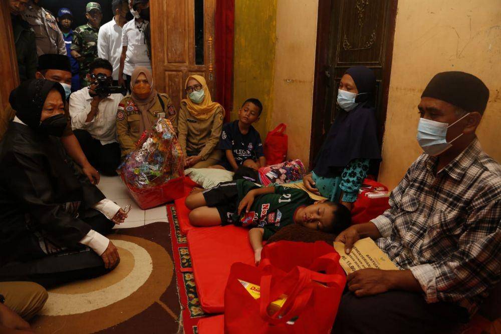 Menteri Sosial Tri Rismaharini mengunjungi lokasi bencana longsor di Kampung Pasir Pogor, Desa Cipelang, Kecamatan Cijeruk, Kabupaten Bogor. (dok. Kemensos)